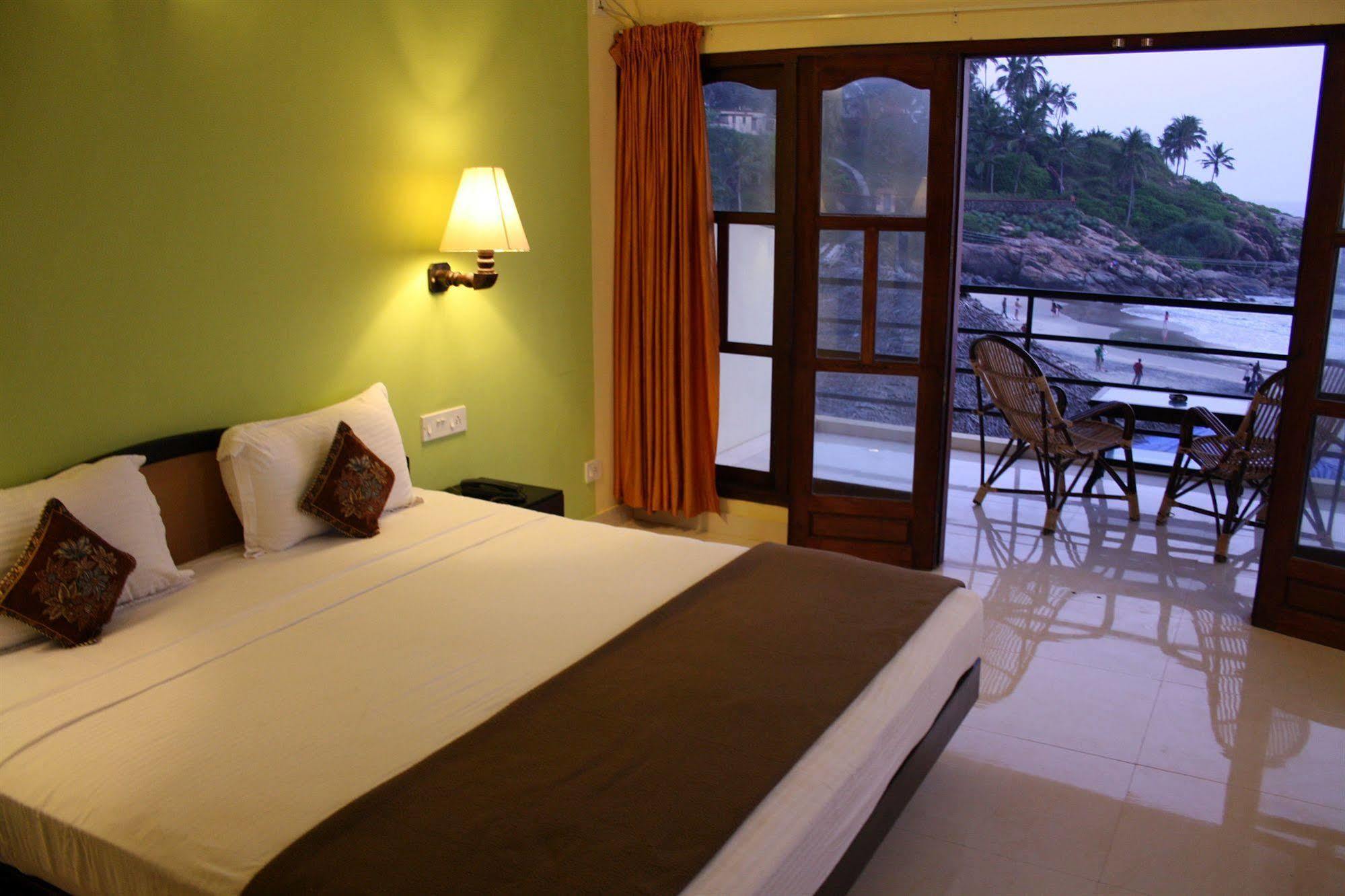 The Ocean Park Beach Resort Kovalam Buitenkant foto