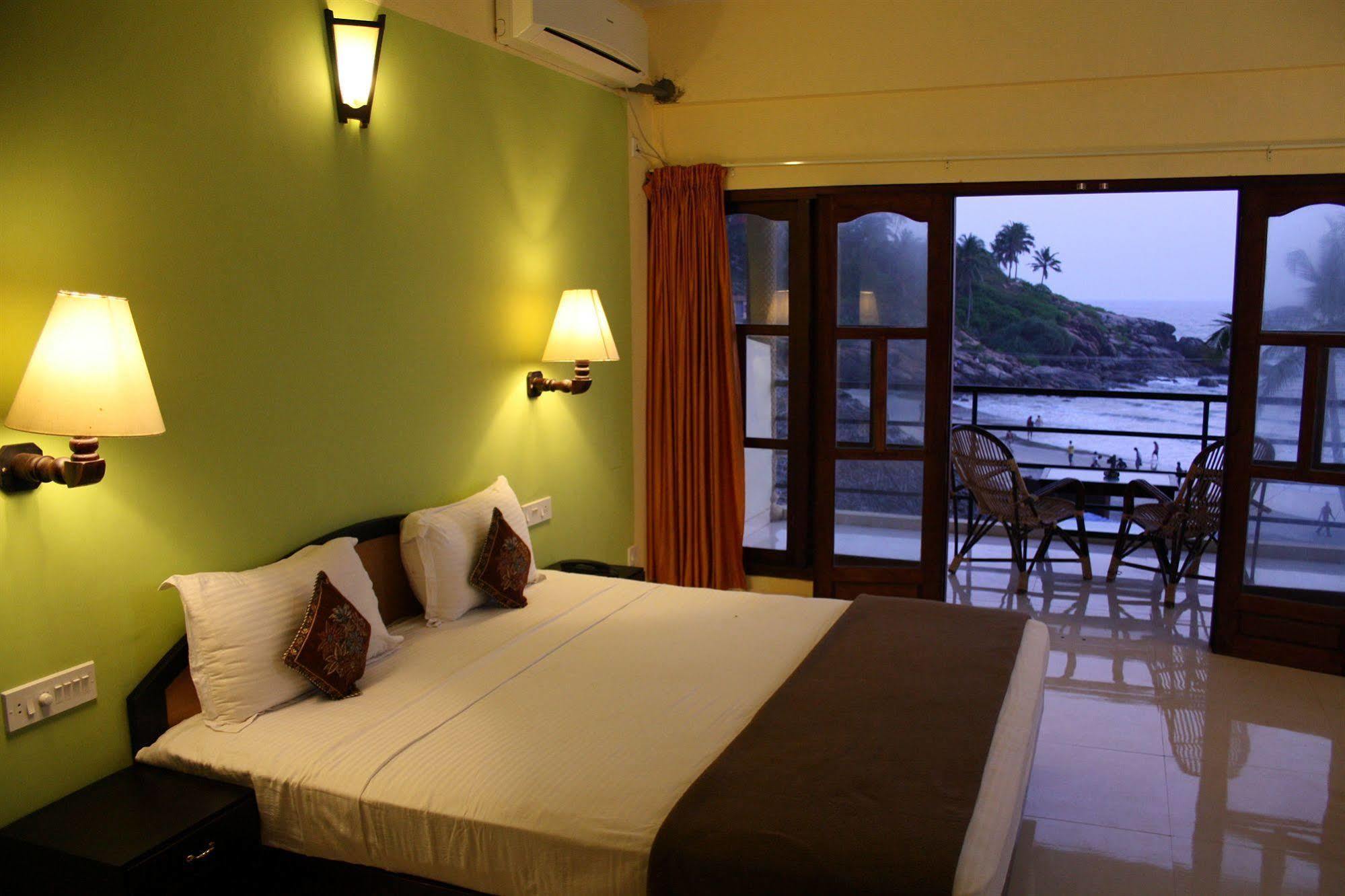 The Ocean Park Beach Resort Kovalam Buitenkant foto